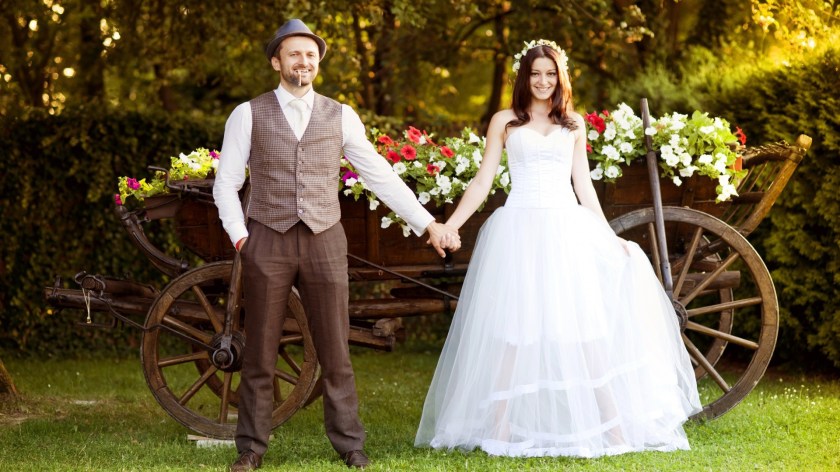 People_Bride_and_groom_on_the_background_color_of_the_cart_097566_